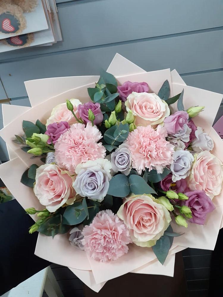 Букет цветов из: Розы, Гвоздики и Лизиантусы в Верхние Татышлы