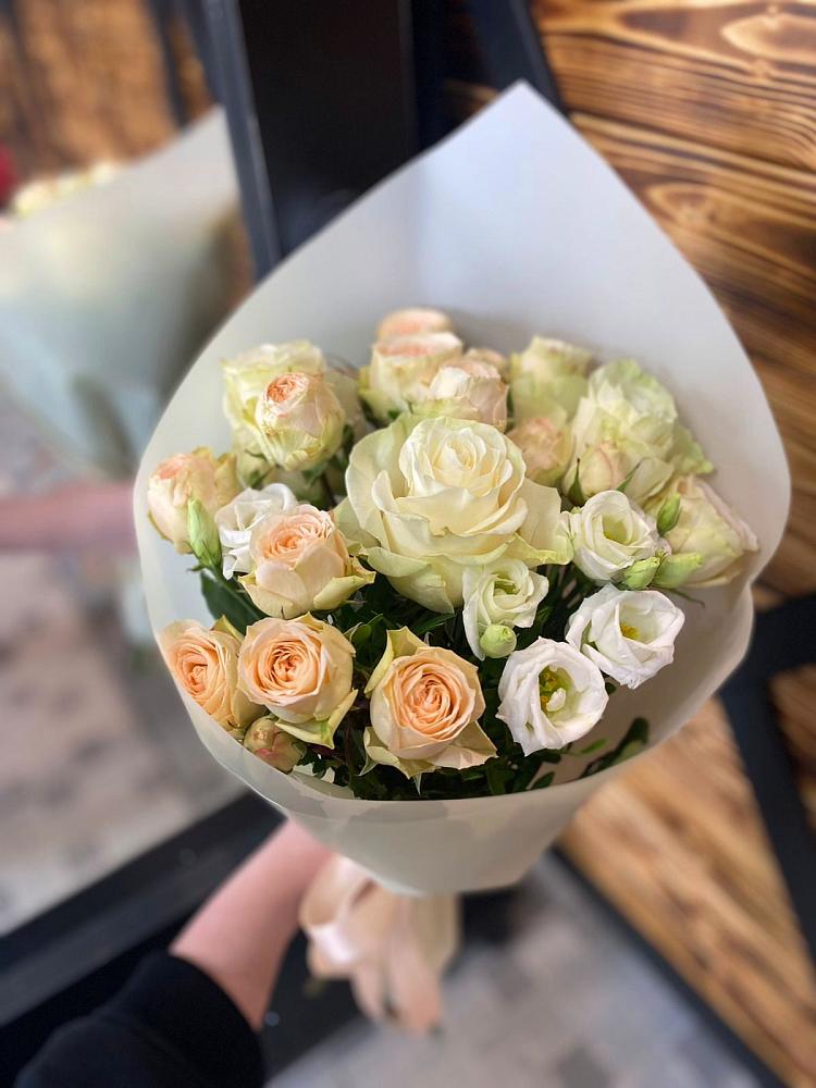 Букет цветов из: Розы и Лизиантусы в Верхние Татышлы